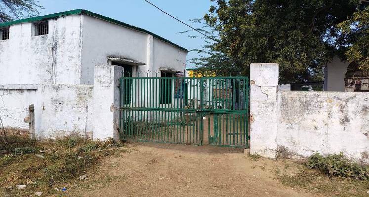 हसायन में विभागीय कार्यों के लिए शिक्षक रहे अनुपस्थित, परिषदीय विद्यालय पर लगा ताला, बेसिक शिक्षा अधिकारी के आदेशों की अवहेलना