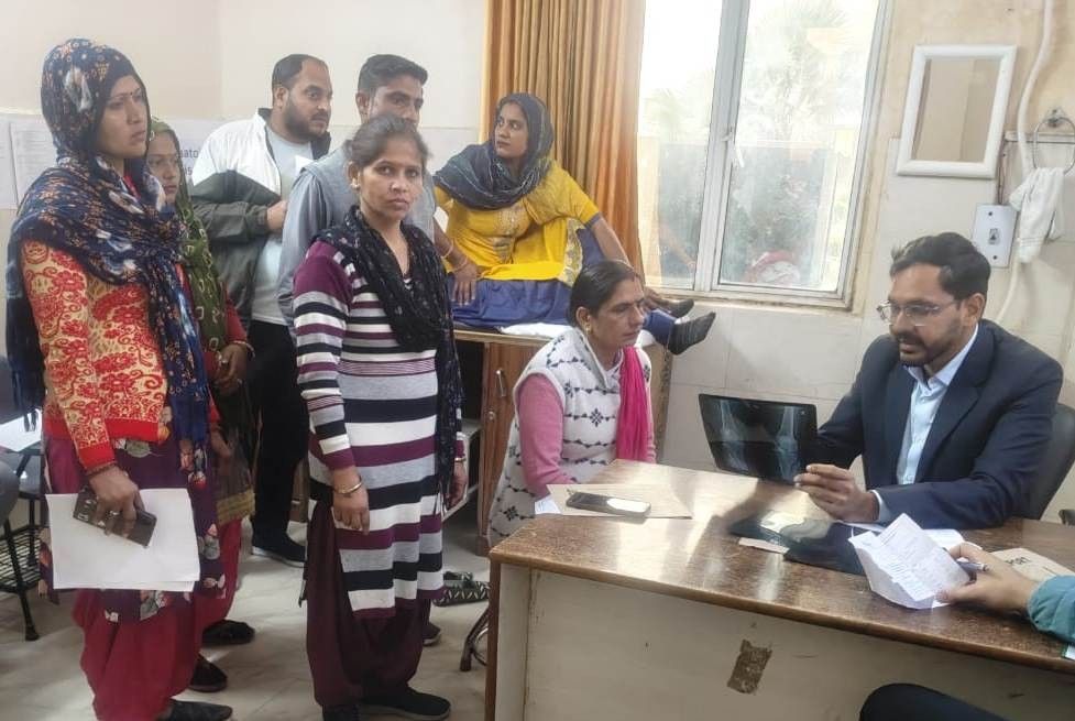 केडी हॉस्पिटल में तीन सौ से अधिक हड्डी पीड़ित लाभान्वित, विशेषज्ञ चिकित्सकों ने की निःशुल्क जांच और दिया परामर्श