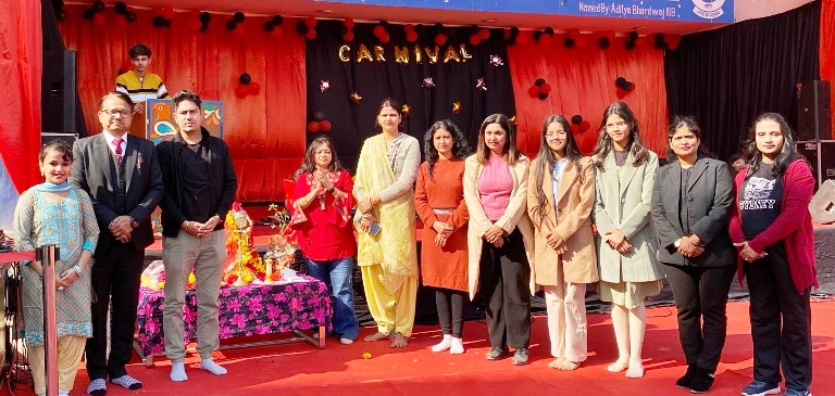 दून पब्लिक स्कूल में शीतकालीन उत्सव कार्निवल का भव्य आयोजन, तुलसी पूजन, क्रिसमस, हेलोवीन, बॉलीवुड व पंजाबी कॉर्नर बने आकर्षण, लकी ड्रॉ व विभिन्न प्रतियोगिताओं में छात्रों ने जीते पुरस्कार