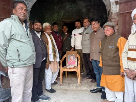 सोनिया गांधी का जन्मदिन कांग्रेस कार्यालय पर उत्साह से मनाया गया, मरीजों को फल वितरित