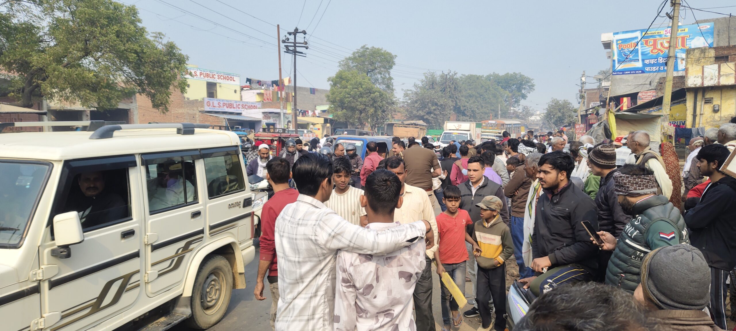 अनियंत्रित कार ने लगातार तीन बाइक सवारों को रौंदा, कई लोग घायल, अलीगढ़ रोड पर रुहेरी में हुआ हादसा
