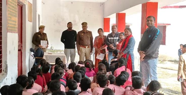 बालिकाओं को हेल्पलाइन नंबर, कानूनी अधिकार और सरकारी योजनाओं की दी जानकारी