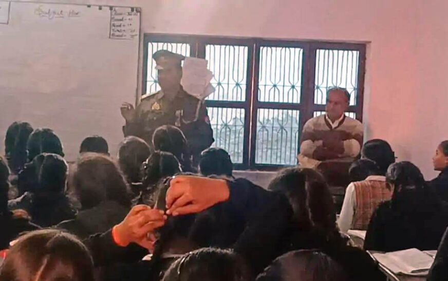 सादाबाद : सोशल मीडिया पर फर्जी लिंक और फेक आईडी से रहे सर्तक, छात्राओं को दी महिला सुरक्षा, मिशन शक्ति अभियान, साइबर अपराध से बचाव की जानकारी