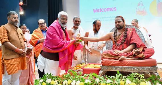 आगरा के शारदा यूनिवर्सिटी में ‘धर्म विजय यात्रा’ का भव्य आयोजन, जगद्गुरु शंकराचार्य ने दिया भारतीय संस्कृति से जुड़ने का संदेश