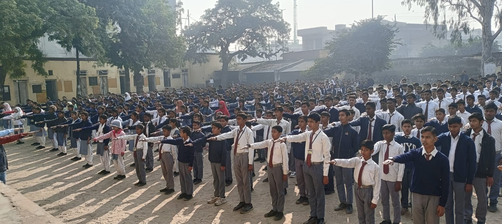 यातायात नियमों का पालन जरूर करें, सादाबाद इंटर कॉलेज में छात्र-छात्राओं को दिलाई शपथ