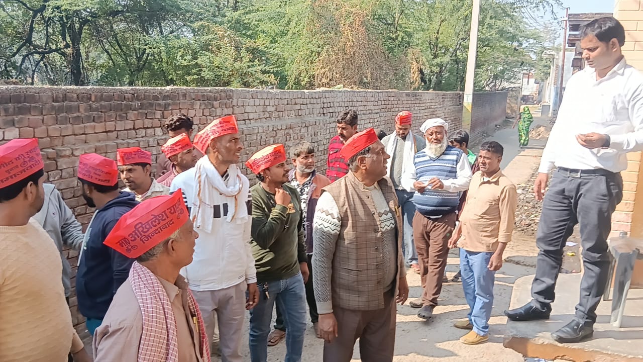 सपा नेता ने सासनी में भ्रमण कर SIR फॉर्म जमा कराने की अपील की