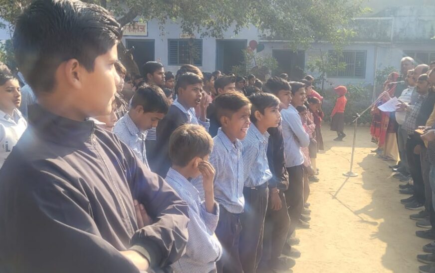 सासनी : विद्यापीठ इंटर कॉलेज में छात्र-छात्राओं को यातायात नियमों के प्रति किया जागरूक