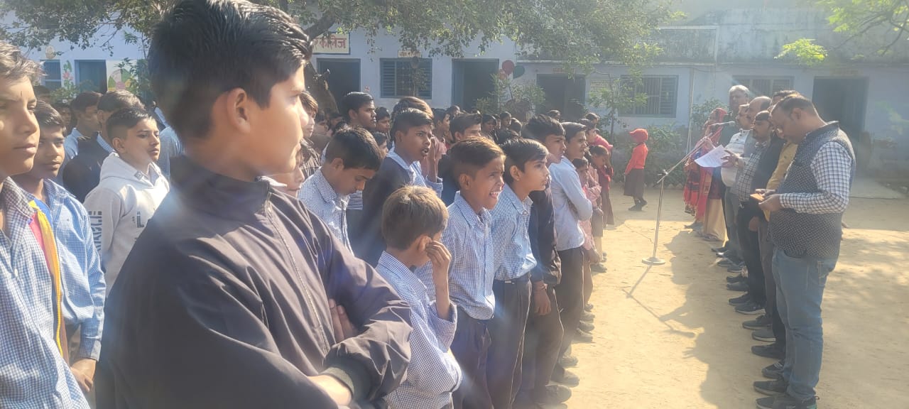 सासनी : विद्यापीठ इंटर कॉलेज में छात्र-छात्राओं को यातायात नियमों के प्रति किया जागरूक