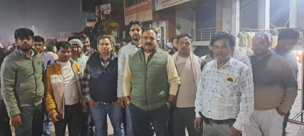 सादाबाद : धरना-प्रदर्शन से रोडवेज बस स्टैंड के दुकानदारों का कारोबार ठप, एसडीएम को सौंपा ज्ञापन