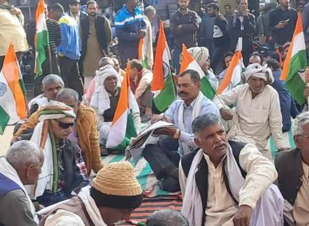 सादाबाद : ठंड में रातभर धरने पर डटे रहे जवान के परिजन, जांच में अस्पताल को क्लीन चिट मिलने के बाद बढ़ा आक्रोश, दोपहर बाद धरना हुआ समाप्त