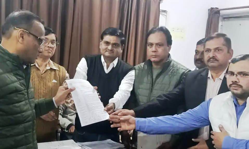 सादाबाद : धरने के विरोध में मेडिकल स्टोर और क्लीनिक बंद, निजी अस्पताल के खिलाफ चल रहा था धरना, एडीएम को सौंपा ज्ञापन