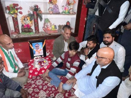 सिकंदराराऊ में बीएलओ के निधन पर कॉंग्रेस प्रदेश अध्यक्ष ने परिवार को सांत्वना दी, सरकार से पीड़ित परिवार को एक करोड़ रुपए मुआवजा देने की माँग