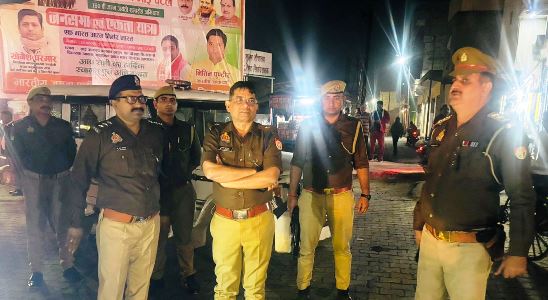 सिकंदराराऊ में ASP रामानन्द कुशवाहा ने पैदल गश्त कर सुरक्षा व्यवस्था का लिया जायजा, भीड़-भाड़ वाले स्थानों पर निरंतर पेट्रोलिंग और बैरियर लगाने के निर्देश