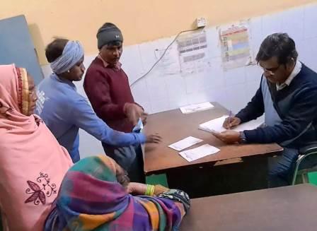 सादाबाद : लोगों को बीमार कर रही बढ़ती ठंड, सीएचसी पर ओपीडी में मरीजों की संख्या पहुंच रही पांच सौ के पार