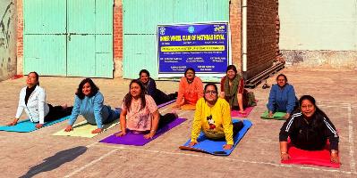 इनरव्हील क्लब ऑफ हाथरस रॉयल की सदस्याओं ने किया सामूहिक योग