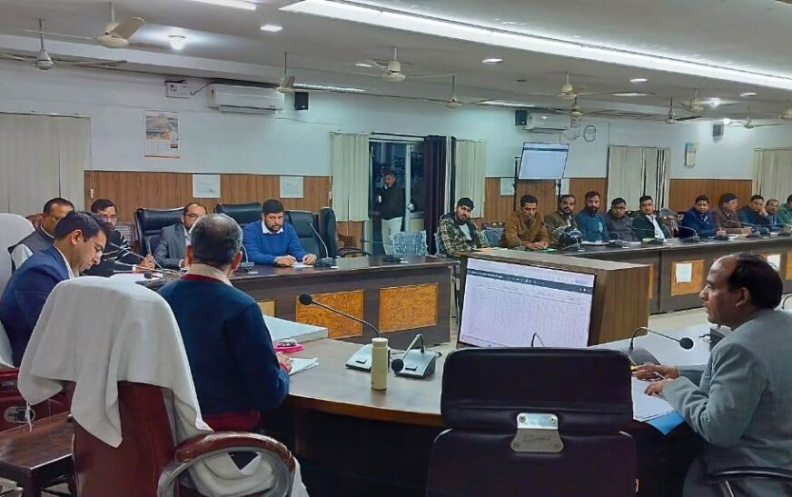 हाथरस में मुख्यमंत्री युवा उद्यमी विकास अभियान की समीक्षा बैठक आयोजित, जिलाधिकारी अतुल वत्स ने बैंकों को योजना क्रियान्वयन में कड़ी चेतावनी दी, लंबित और निरस्त आवेदनों की जांच कर समस्या का त्वरित समाधान करने के आदेश