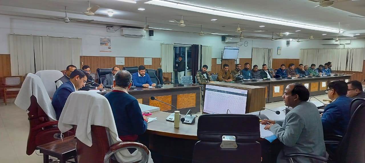 हाथरस में मुख्यमंत्री युवा उद्यमी विकास अभियान की समीक्षा बैठक आयोजित, जिलाधिकारी अतुल वत्स ने बैंकों को योजना क्रियान्वयन में कड़ी चेतावनी दी, लंबित और निरस्त आवेदनों की जांच कर समस्या का त्वरित समाधान करने के आदेश