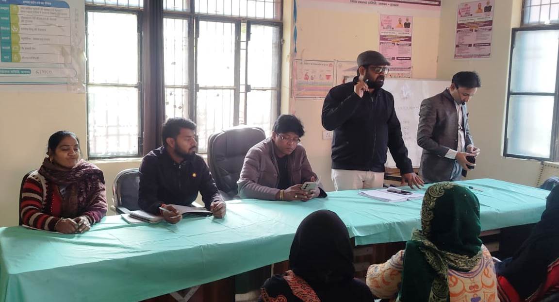 हसायन : सीएचसी में आशा स्वास्थ्य कर्मियों के साथ क्लस्टर बैठक का आयोजन, नसबंदी शिविर, आयुष्मान कार्ड और आभा आईडी बनाने की प्रक्रिया को तेज करने पर चर्चा