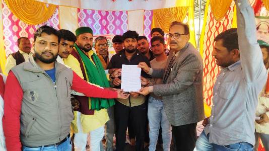 हसायन : खंड विकास अधिकारी को किसान संगठन ने ज्ञापन सौंपकर किया धरना समाप्त