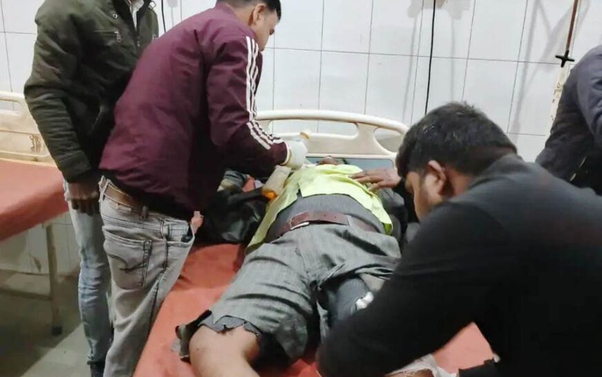 सादाबाद : सड़क हादसे में बाइक सवार दो घायल, मई-अभयपुरा मार्ग पर लोडर मैक्स से टकराई बाइक