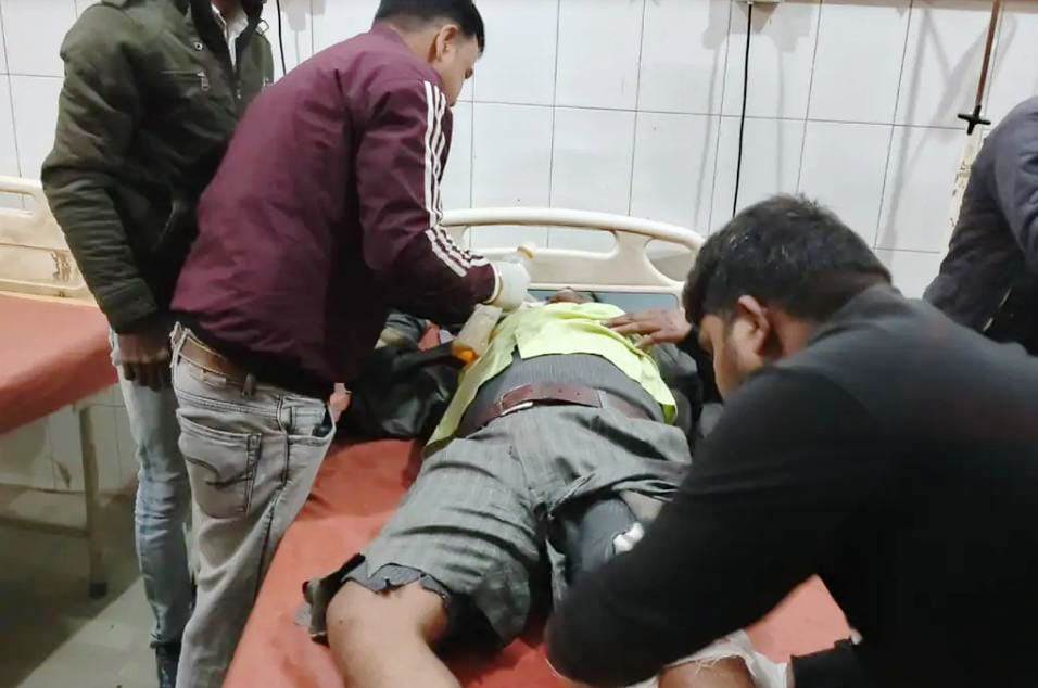 सादाबाद : सड़क हादसे में बाइक सवार दो घायल, मई-अभयपुरा मार्ग पर लोडर मैक्स से टकराई बाइक