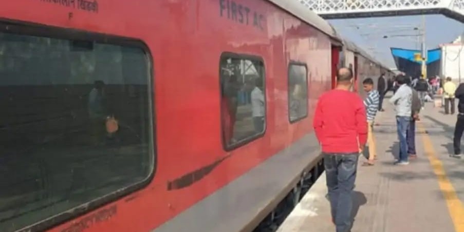 हाथरस जंक्शन पर महानंदा एक्सप्रेस के पहियों में लगी आग, मचा हड़कंप