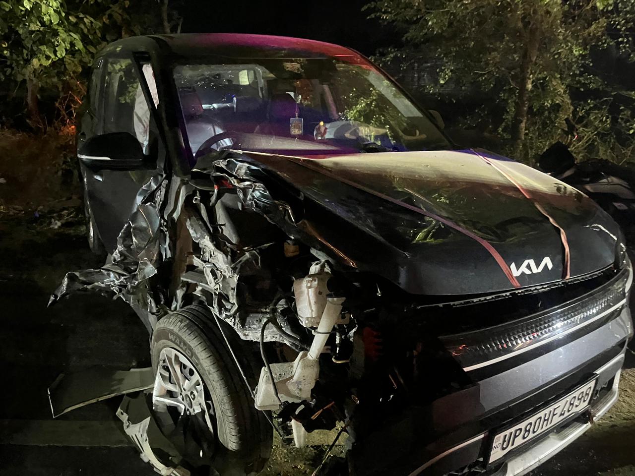 सासनी में ईको और कार की जोरदार भिड़ंत, कंकाली मंदिर के निकट हुआ हादसा, बाल-बाल बचे लोग