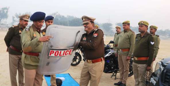 एसपी ने शुक्रवार परेड का निरीक्षण कर पुलिसकर्मियों को दिए कड़े दिशा-निर्देश, रजिस्टर व निरीक्षण पुस्तिकाएँ चेक कीं