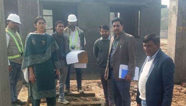 हाथरस में अधिकारियों ने किया निर्माणाधीन मुख्यमंत्री मॉडल स्कूल का निरीक्षण