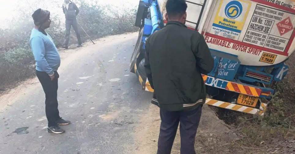 सादाबाद : घने कोहरे के कारण टूटी पुलिया में फंसा डीजल का टैंकर, सादाबाद क्षेत्र के गांव खेरिया और कोंकना के बीच हुआ हादसा