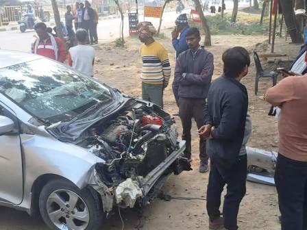 सादाबाद : कार और कैंटर की भिड़ंत में एक घायल, आगरा रोड पर साईकिल सवार को बचाने के चक्कर में हुआ हादसा