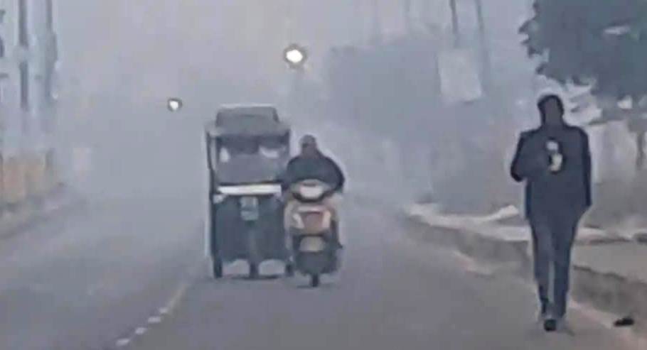 सादाबाद : कोहरे से थमी वाहनों की रफ्तार, रोजमर्रा के कामकाज करने में हुई दिक्कत, कोहरे का कारण पलटा टैंपो