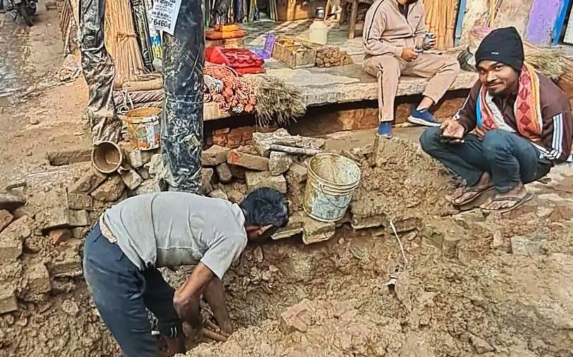 पाइप लाइन क्षतिग्रस्त होने से जलापूर्ति बाधित, सादाबाद में जल जीवन मिशन के तहत किया जा रहा पाइप लाइन बिछाने का कार्य