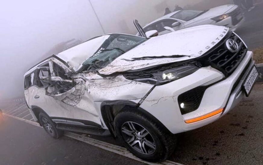 घने कोहरे में ब्लाक प्रमुख की कार ट्रक से टकराई, सिकंदराराऊ क्षेत्र में दिल्ली–कानपुर हाईवे पर हुआ हादसा, तीन घायल