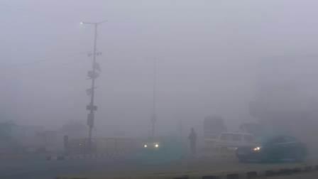 सादाबाद : कोहरे से मंद पड़ी जनजीवन की रफ्तार, सुबह छाया रहा घना कोहरा, बादल छाए रहने से मौसम में आई तल्खी