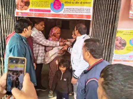 सादाबाद : घर-घर पिलाई जाएगी दो बूंद जिंदगी की, चेयरमैन प्रतिनिधि ने की पल्स पोलियो अभियान की शुरुआत