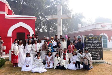 सेंट मार्क्स गिरजाघर में बच्चों ने प्रस्तुत किया क्रिसमस कार्यक्रम, सांता क्लॉज ने बच्चों को बांटे उपहार