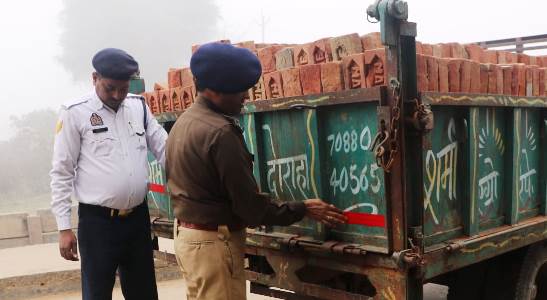 एसपी ने रिफ्लेक्टिव टेप लगाकर वाहन चालकों को यातायात नियमों के प्रति जागरूक किया