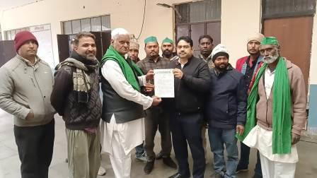 सासनी : भारतीय किसान यूनियन के कार्यकर्ताओं ने कई मांगों को लेकर एसडीएम को सौंपा ज्ञापन