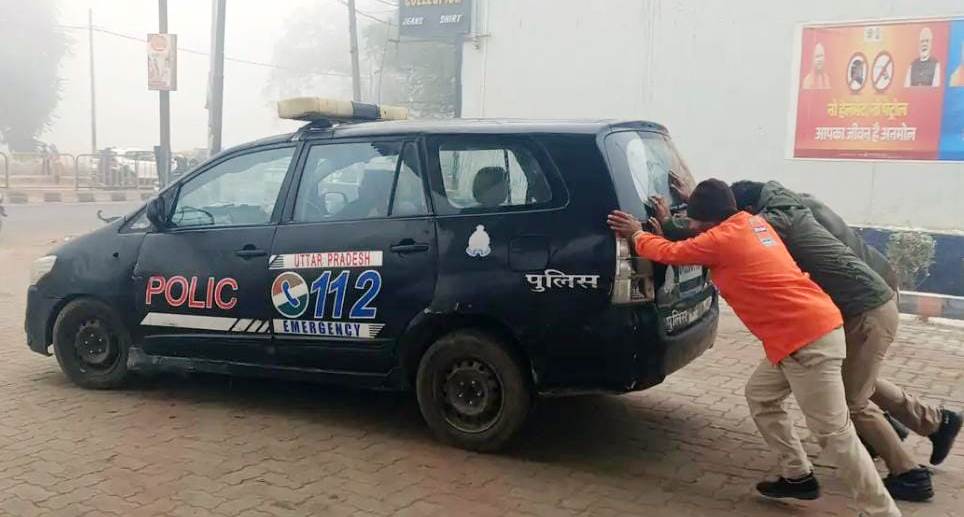 पुलिस का आपातकालीन वाहन खराब, ड्यूटी के दौरान बंद हुआ पीआरवी वाहन, पुलिस कर्मियों ने लगाया धक्का