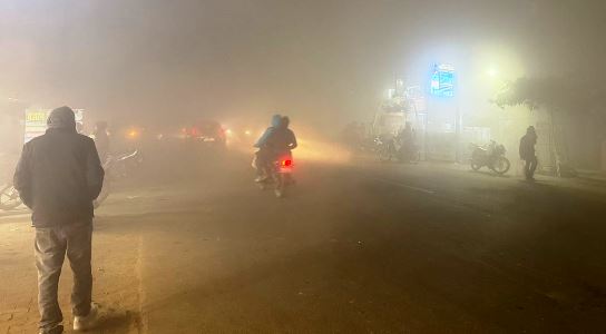 उत्तर प्रदेश में ठंडी पछुआ हवाओं ने बढ़ाई ठिठुरन, हाथरस, अलीगढ़, मथुरा एवं आगरा सहित 38 जिलों में घने कोहरे का येलो अलर्ट, हाथरस में सड़कों पर रेंगते नजर आए वाहन, जनजीवन प्रभावित