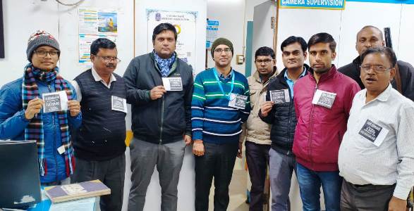 हाथरस में बैंक कर्मचारियों ने अपनी मांगों को लेकर किया प्रदर्शन, पांच दिवसीय कार्य सप्ताह की मांग