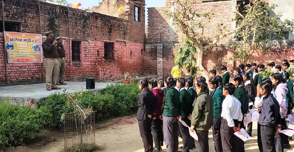 सादाबाद : बच्चों से संवाद बनाए रखें अभिभावक, ऑपरेशन जागृति के तहत इंटर कॉलेज में हुआ जागरूकता कार्यक्रम का आयोजन