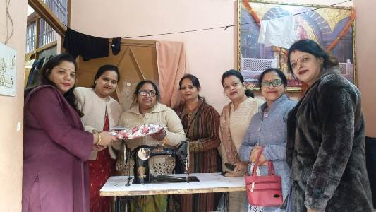 वार्ष्णेय महिला वेलफेयर ने गरीब एवं जरूरतमंद महिलाओं को सिलाई प्रशिक्षण दिया