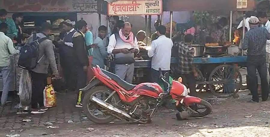 सादाबाद : बाइक फिसलने से बाइक सवार व्यक्ति घायल, बाइक दो हिस्सों में टूटी