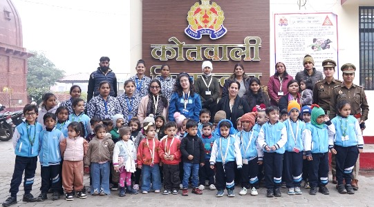 आगरा में शारदा वर्ल्ड स्कूल–अर्ली लर्निंग सेंटर के विद्यार्थियों ने सिकंदरा थाने का शैक्षिक भ्रमण किया