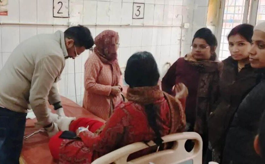 सादाबाद : वाहन की टक्कर से स्टाफ नर्स घायल, घर के बाहर टहलते समय हुआ हादसा, सीएचसी में दिया गया उपचार
