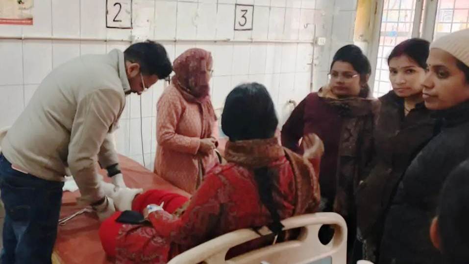सादाबाद : वाहन की टक्कर से स्टाफ नर्स घायल, घर के बाहर टहलते समय हुआ हादसा, सीएचसी में दिया गया उपचार