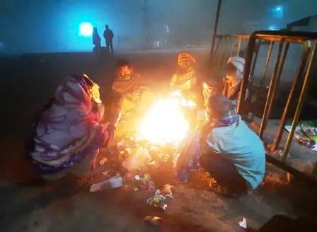 सादाबाद : भीषण ठंड और कोहरे से जनजीवन प्रभावित, हाईवे पर थमी वाहनों की रफ्तार