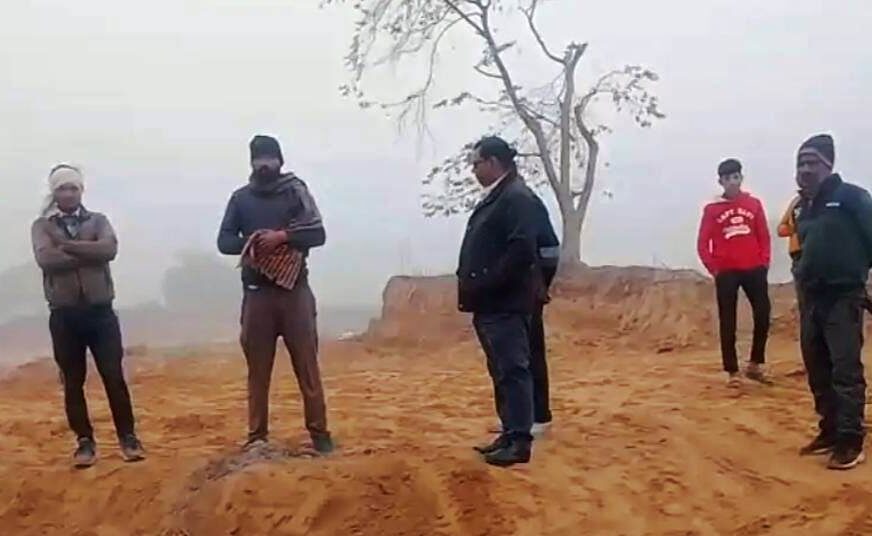 सादाबाद : अवैध खनन करते दो ट्रैक्टर-ट्राली पकड़ी, एसडीएम के निदेश पर नायब तहसीलदार ने मौके पर जाकर की कार्रवाई